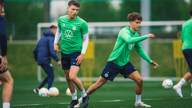 Die VfL-Wolfsburg-Spieler Omar Marmoush und Dzenan Pejcinovic beim Probespiel miteinander.