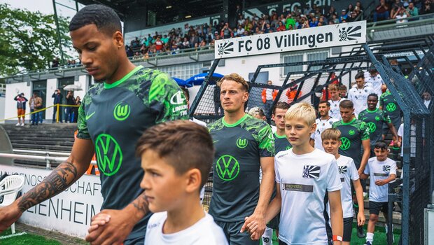 Einlauf des Spieler des VfL Wolfsburg mit EInlaufkindern.