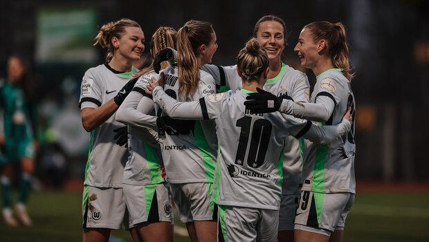 Die Frauen des VfL Wolfsburg jubeln zusammen.