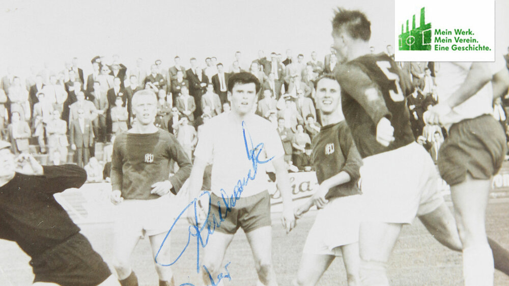 Foto einer Spielszene von 1963 mit Unterschrift von VfL-Wolfsburg-Spieler Dieter Kulhanek.