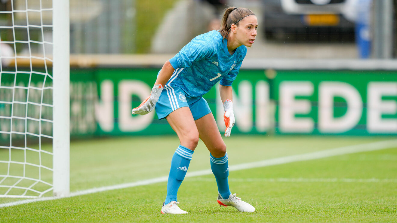 Die VfL Wolfsburg-Spielerin Julia Kassen steht im Tor im Trikot der Nationalmannschaft.