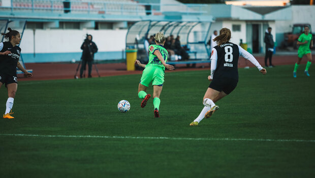 Die VfL-Wolfsburg-Spielerin Rebecka Blomqvist im Sprint mit dem Ball.