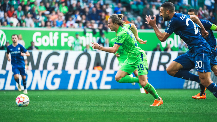 VfL-Wolfsburg-Spieler Patrick Wimmer läuft zum Ball. 