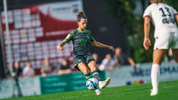 Die VfL-Wolfsburg-Spielerin Sara Agrez spielt den Ball.