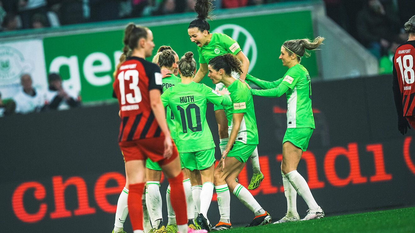 Die Frauen des VfL Wolfsburg jubeln zusammen.