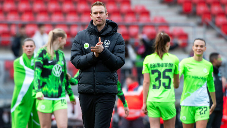 VfL-Wolfsburg-Trainer klatscht nach einem Auswärtssieg der VfL-Frauen in die Hände.