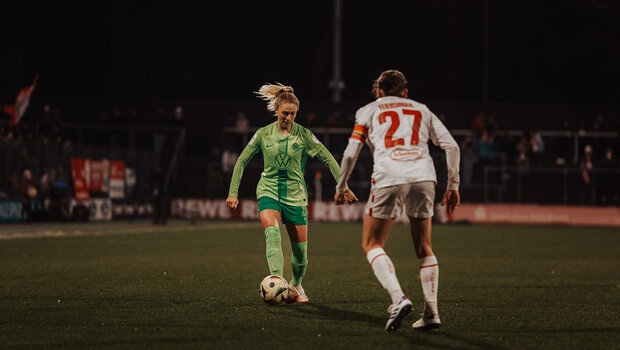 VfL-Wolfsburg-Spielerin Rebecka Blomqvist im Zweikampf mit einer Gegenspielerin.