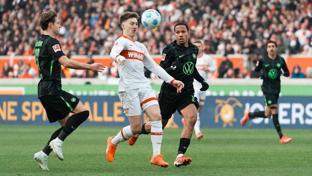 Der VfL-Wolfsburg-Spieler Mattias Svanberg im Zweikampf um den Ball.