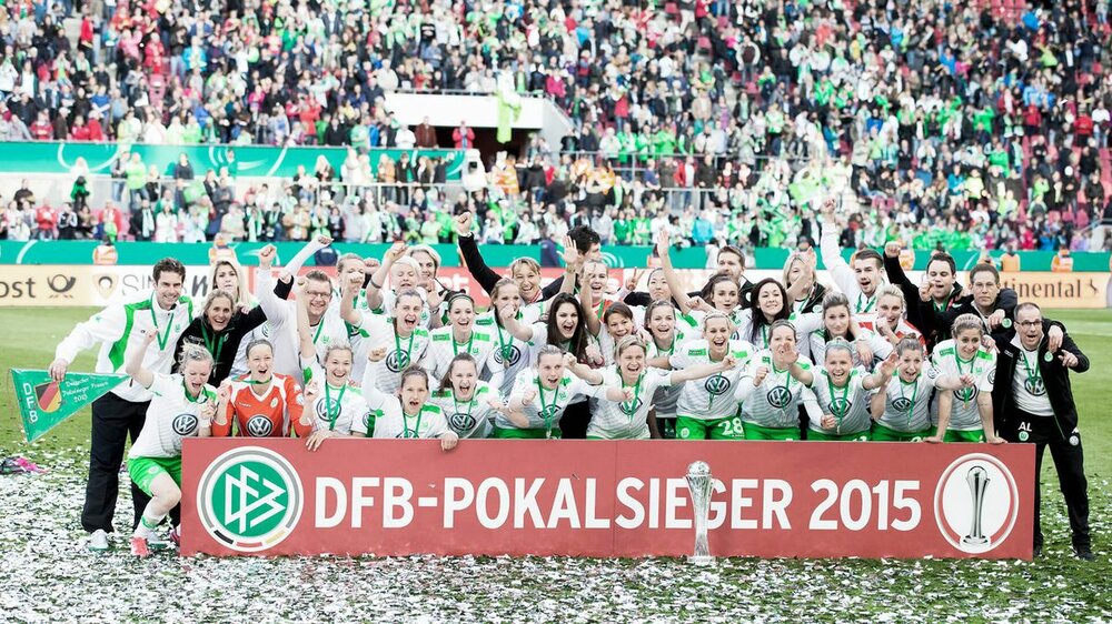 Jubelnde VfL Wolfsburg-Frauen nach dem Pokalsieg 2015.