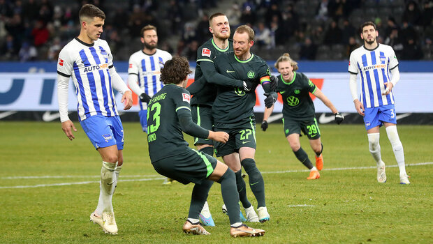 Der VfL-Wolfsburg-Spieler Maximilian Arnold jubelt nach einem erfolgreichen Torschuss.