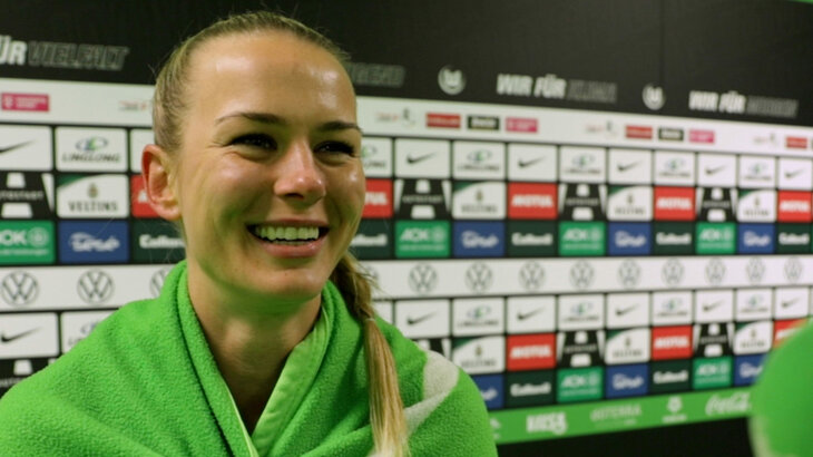 VfL-Wolfsburg-Spielerin Merle Frohms am Mikrofon. 