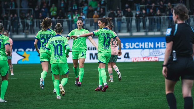 Die Spielerinnen des VfL-Wolfsburg jubeln über einen Treffer im Spiel gegen Bremen.
