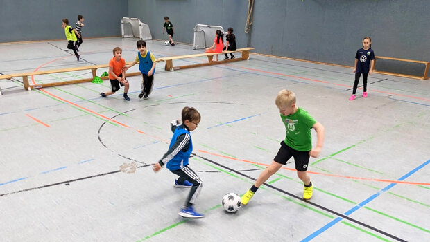Die VfL-Fußballschule spielt mit Kindern im Rahmen des Ballschul-Programms verschiedene Ballspiele.