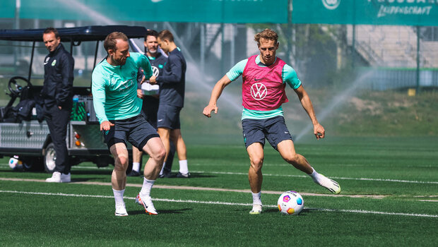 Die VfL-Wolfsburg-Spieler Arnold und Cozza im Zweikampf.