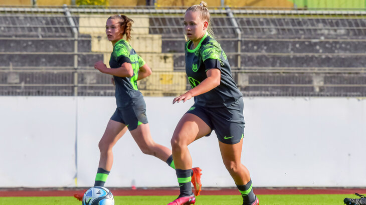 Zwei Spielerinnen von den U20-Frauen des VfL Wolfsburg laufen in Richtung des Balls. 