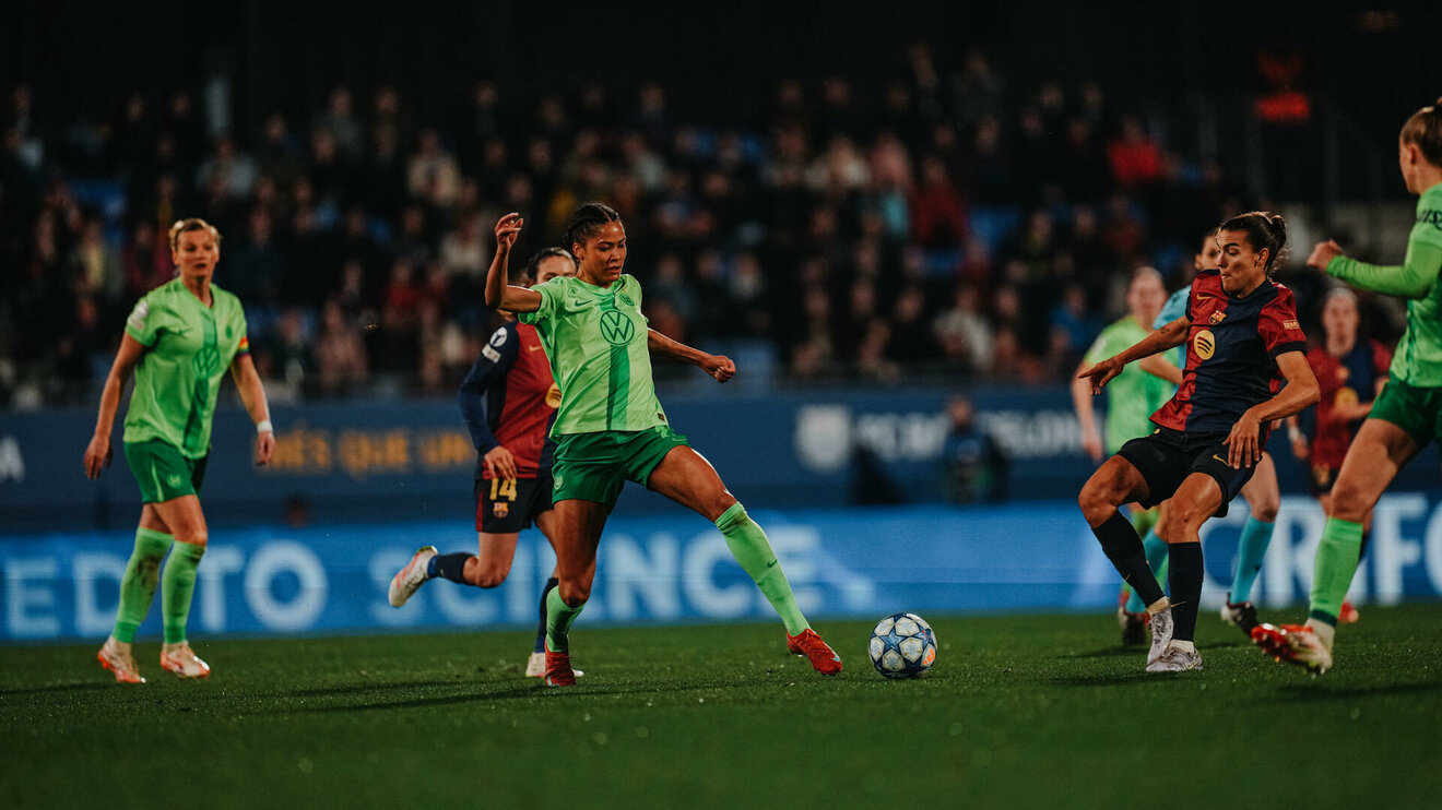 Die VfL-Wolfsburg-Spielerin Sveindis Jonsdottir im Zweikampf um den Ball.