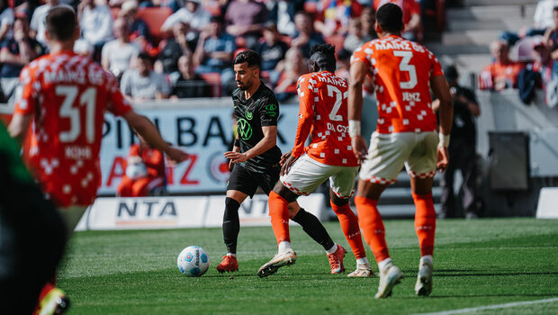Der VfL-Wolfsburg-Spieler Mohammed Amoura läuft mit dem Ball.