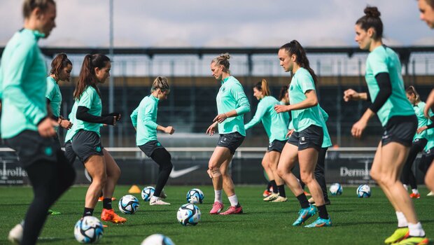 Die Spielerinnen rund um VfL-Wolfsburg-Kapitänin Alexandra Popp machen ein Aufwärmübung.