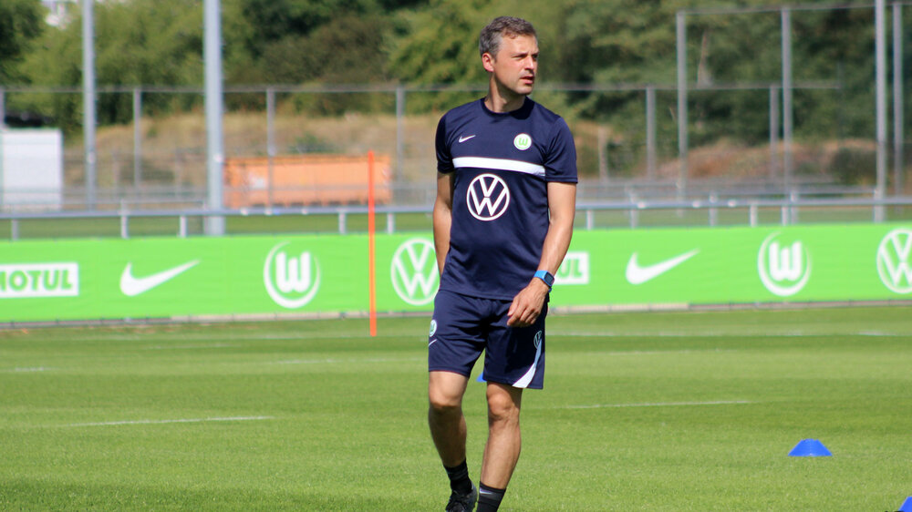 Der neue sportliche Leiter Nachwuchs und U20-Cheftrainer beim VfL Wolfsburg Daniel Kraus geht über den Trainingsplatz.