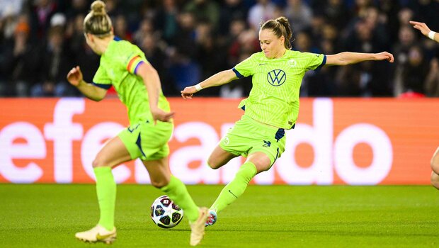 Schuss von VfL-Wolfsburg-Spielerin Ewa Pajor im Spiel gegen PSG.