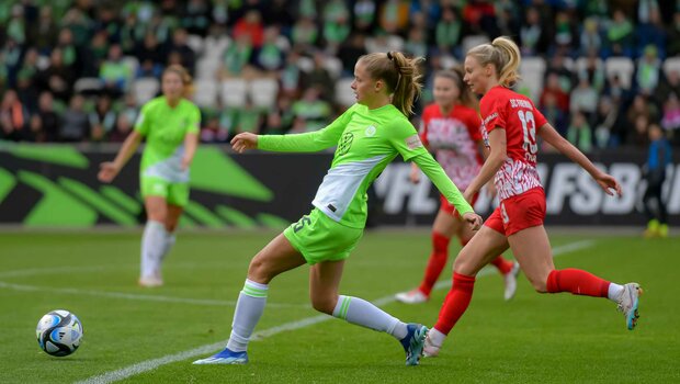 VfL-Wolfsburg-Spielerin Endemann bei ihrem Torschuss im Spiel gegen Freiburg.