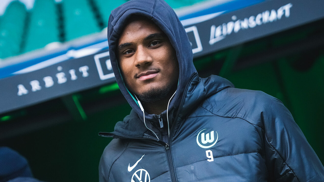 VfL-Wolfsburg-Spieler Amin Sarr kommt aus dem Spielertunnel.
