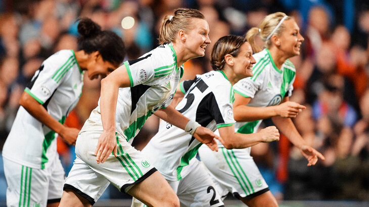 VfL-Wolfsburg-Spielerinnen Alexandra Popp, Martina Müller und Lena Goeßling springt laufen zusammen nach vorne..