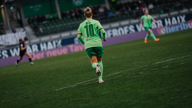 Wolfsburg-Spielerin Svenja Huth auf dem Platz im Vielfaltsstikot.