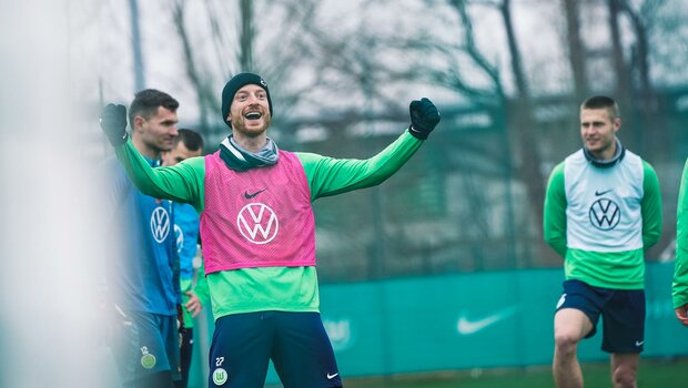 VfL-Wolfsburg-Spieler Arnold jubelt im Training vor dem Spiel gegen Köln.