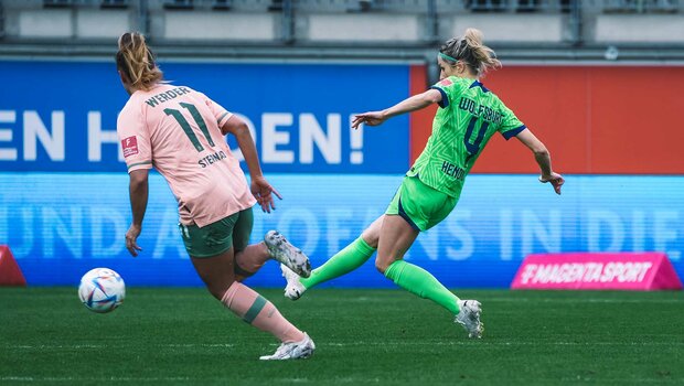 VfL-Wolfsburg-Spielerin Kathrin Hendrich schießt den Ball im Spiel gegen Bremen.