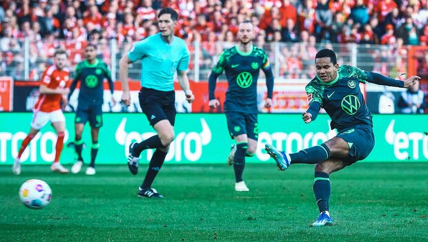 VfL-Wolfsburg-Spieler Rogerio schießt den Ball.