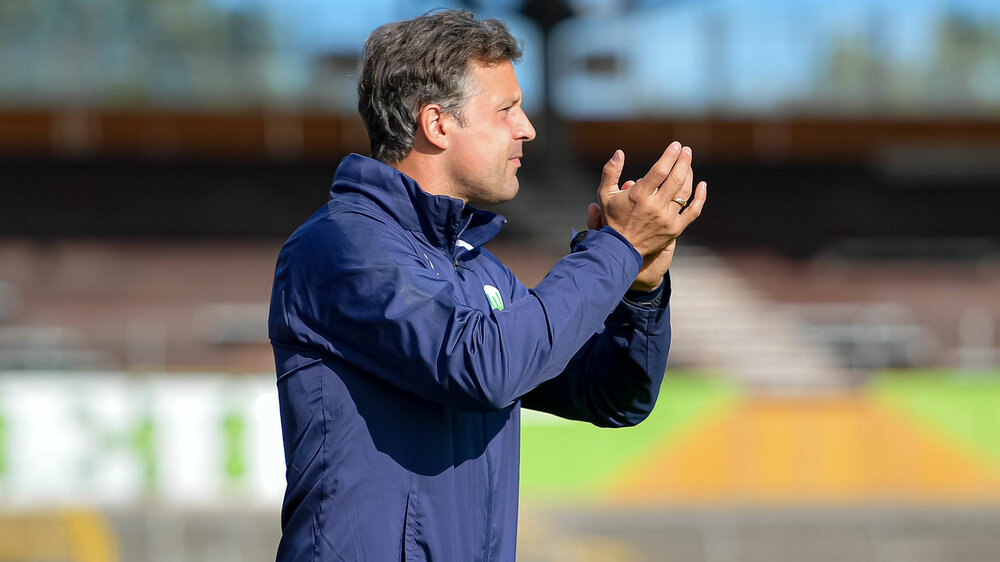 VfL-Wolfsburg-Nachwuchstrainer Daniel Kraus klatscht in die Hände. 