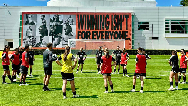 Die U15-Juniorinnen vom VfL-Wolfsburg stehen in Portland auf dem Trainingsplatz.