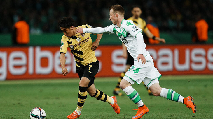 Der VfL-Wolfsburg-Spieler Maximilian Arnold im Zweikampf um den Ball.