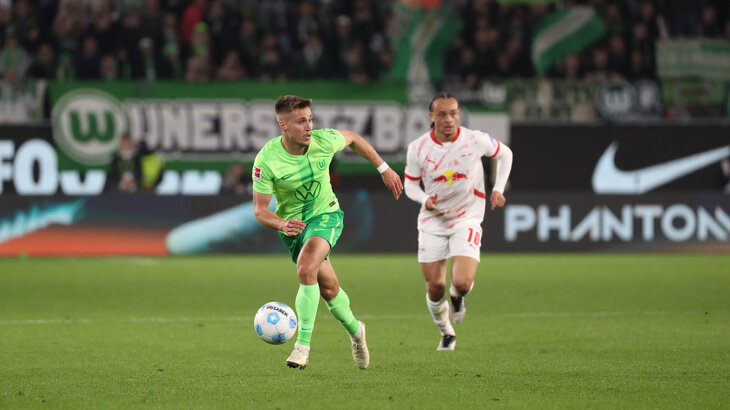 Kilian Fischer sprintet mit dem Ball am Fuß über das Spielfeld der Volkswagen Arena.