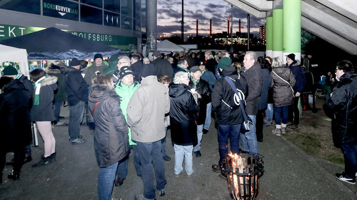 Die Fans des VfL Wolfsburg beim Tonnenfeuer an der Arena. 