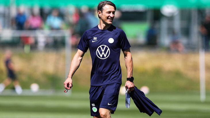 Der Chefcoach Niko Kovac trainert auf dem Trainingsplatz des VfL Wolfsburg seine Mannschaft.
