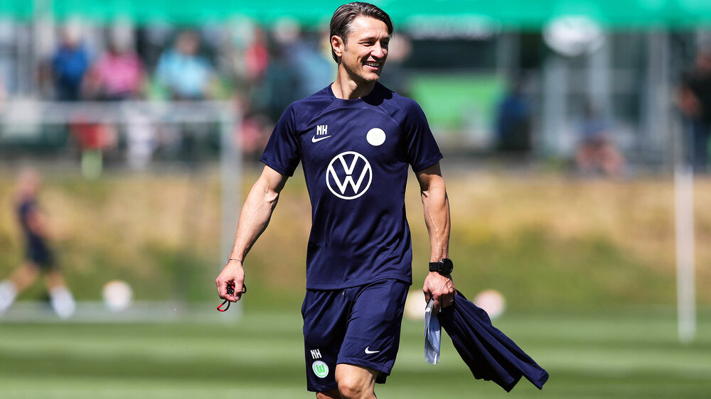 Der Chefcoach Niko Kovac trainert auf dem Trainingsplatz des VfL Wolfsburg seine Mannschaft.