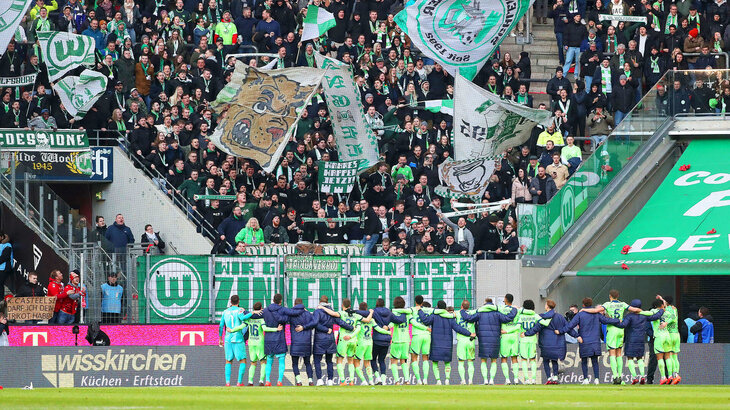 Fans des VfL Wolfsburg unterstützen die Wölfe in der Volkswagenarena.