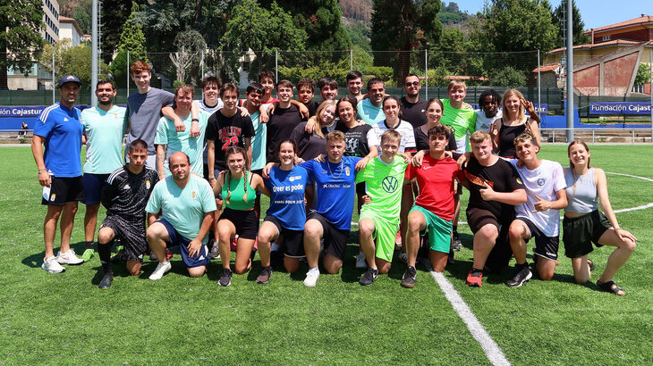 Gruppenbild der Jugendlichen von "Kick for Europe" auf einem Fußballplatz.