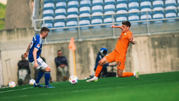 VfL-Wolfsburg-Spieler Maehle bei einem Zweikampf im Spiel gegen Schalke 04.