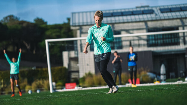 VfL Wolfsburg Spielerin Demann bejubelt ihren Treffer im Trainingsspiel im Trainingslager in Portugal.