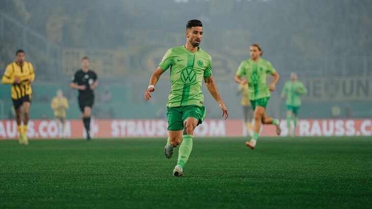 Der VfL-Wolfsburg-Spieler Mohamed Amoura in einer Laufbewegung.