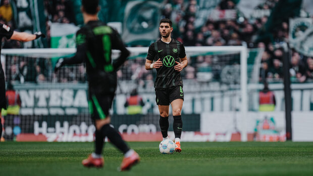VfL-Wolfsburg-Spieler Konstantinos Koulierakis läuft mit dem Ball.