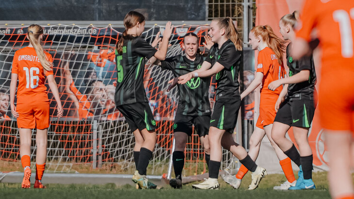 Die U17-Spielerinnen des VfL Wolfsburg jubeln gemeinsam.