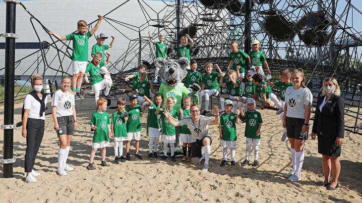 Gruppenbild der Fußballschule in der Autostadt.