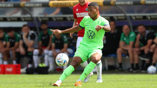 Der VfL Wolfsburg-Spieler Aster Vranckx spielt den Ball.