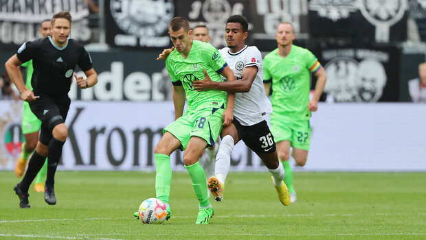 Bartol Franjic kämpft um einen Ball im Spiel gegen Frankfurt.