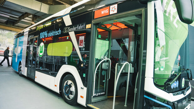 Der E-Bus in der Volkswagen Arena vom VfL Wolfsburg.