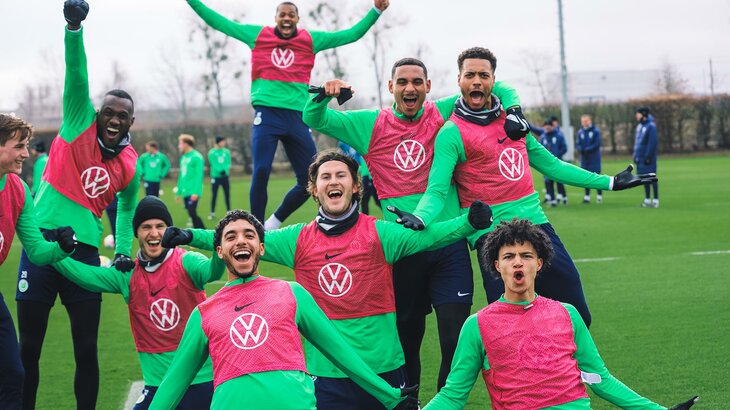 Die Spieler des VfL Wolfsburg haben Spaß im Mannschaftstraining.